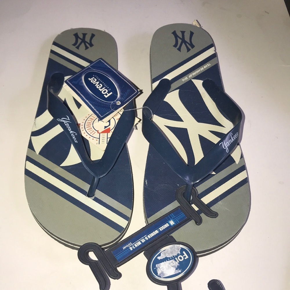 NWT Unisex MLB Yankees Flip Flops